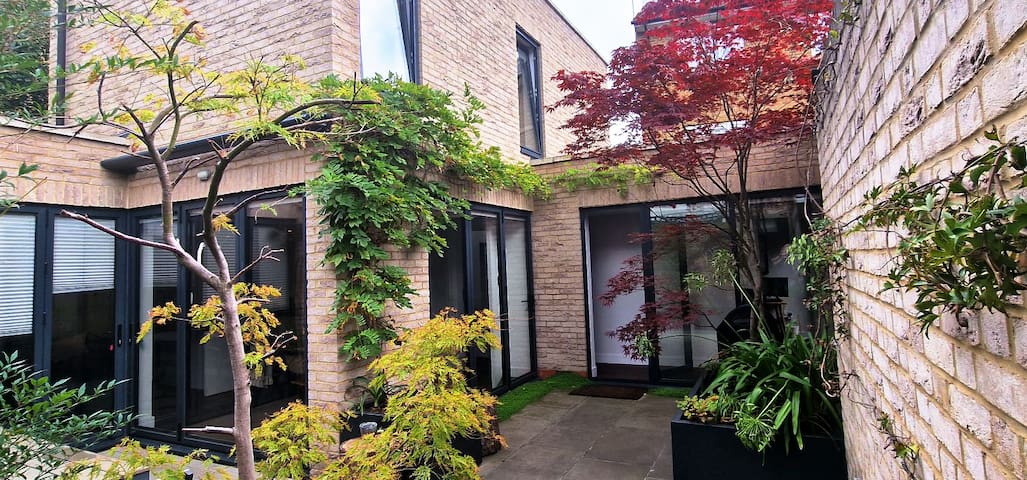 A large 3 bedroom detached house with 2 gardens