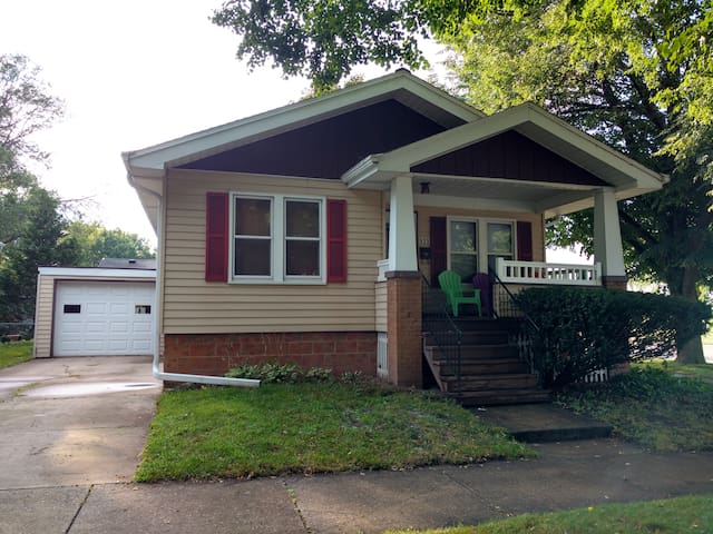 Entire 3BR Craftsman Home - Quiet Green Bay Area