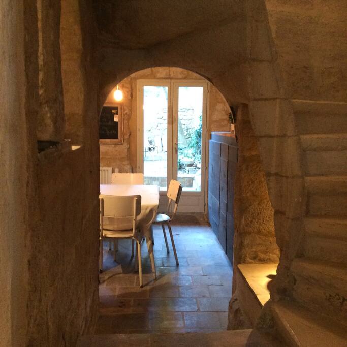 Salle à manger donnant sur belle cuisine voutée, le tout sur un joli petit jardin intime, avec bel escalier uzétien