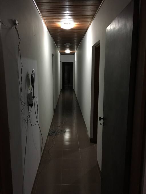 Corredor com 4 suítes