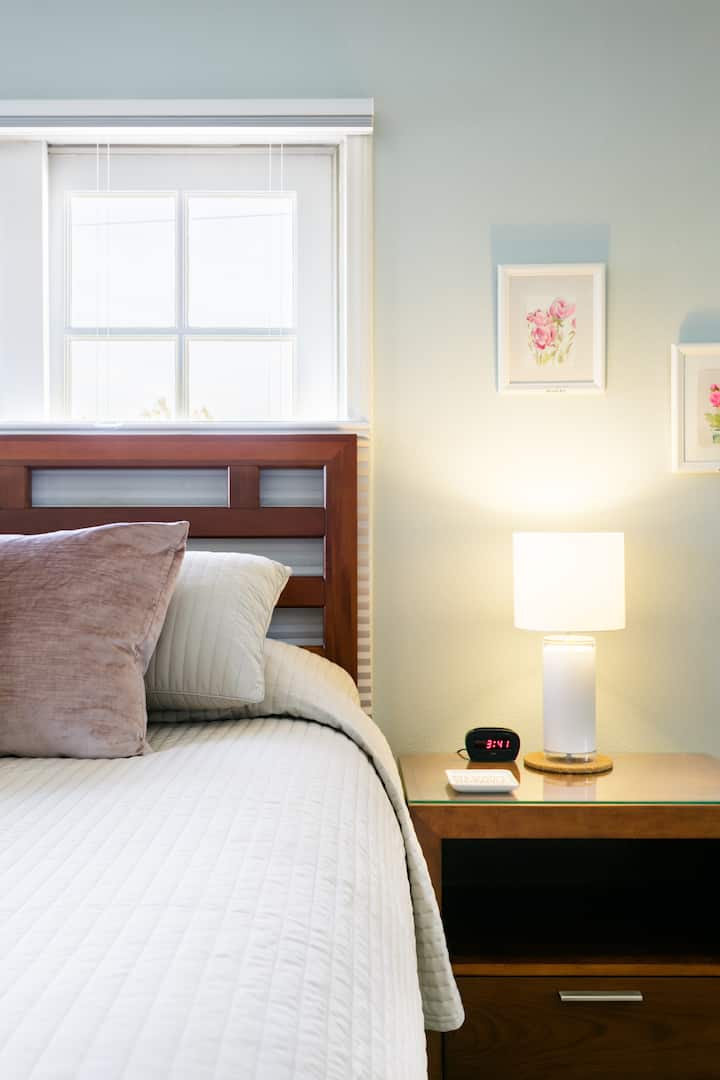 בחדר השינה הראשי יש תריסי האפלה ודלתות הזזה באורך מלא על הארון.