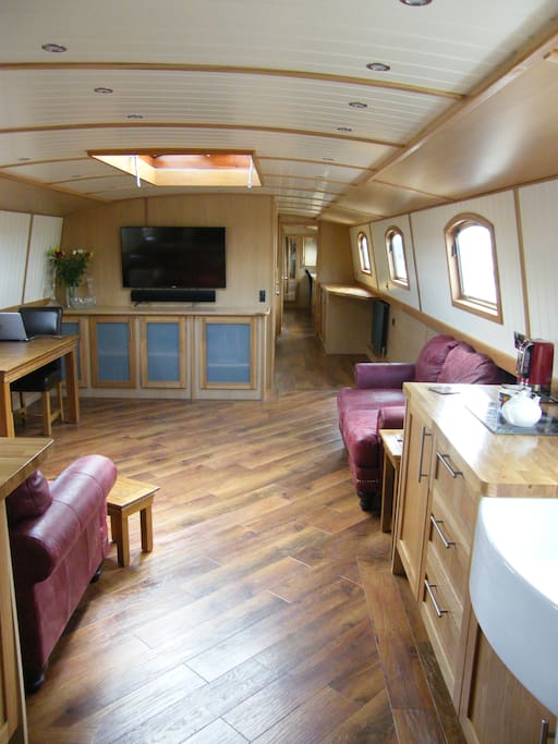 The spacious lounge
area.