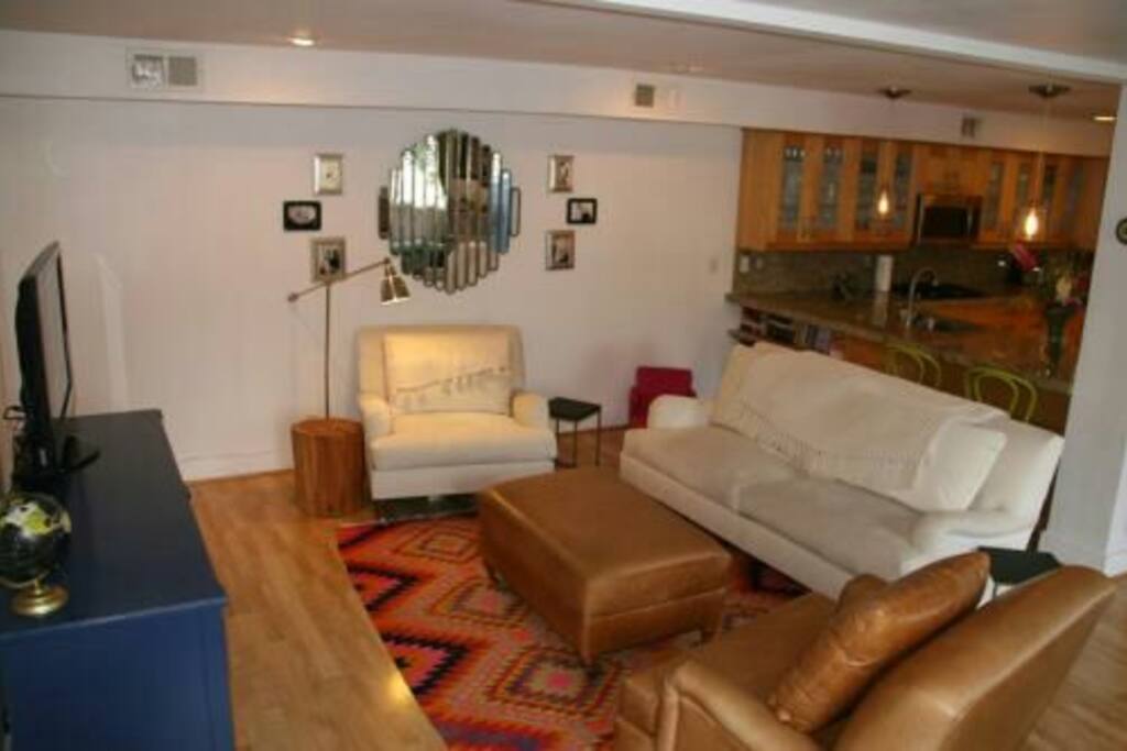 Open floor plan - Breakfast Bar - Large Kitchen - Double Oven