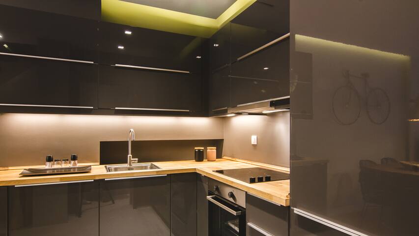 Grand House-Acropolis 5-Bdr Apt. / Outdoor Jacuzzi gallery image 5