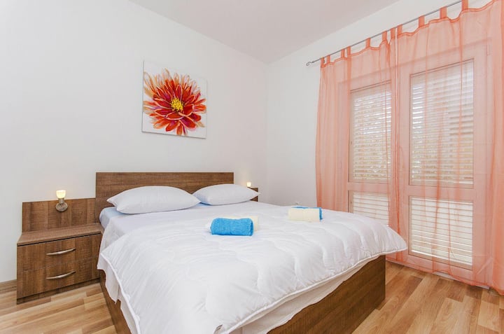 Još jedna simpatična spavaća soba s bračnim krevetom!