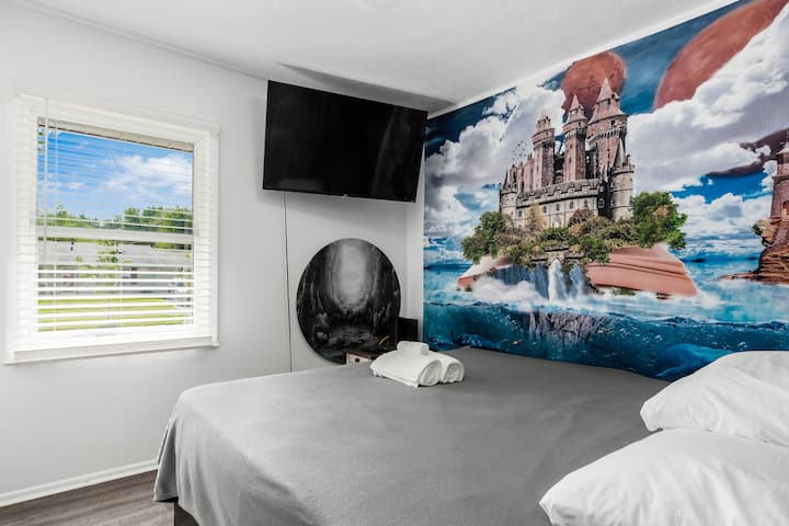 Секоја спална соба има 55-инчен телевизор со пристап до најчестите услуги за емитување