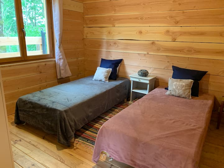 Საძინებელი ორი ერთადგილიანი საწოლით, საბავშვო საწოლის დამატების შესაძლებლობა 