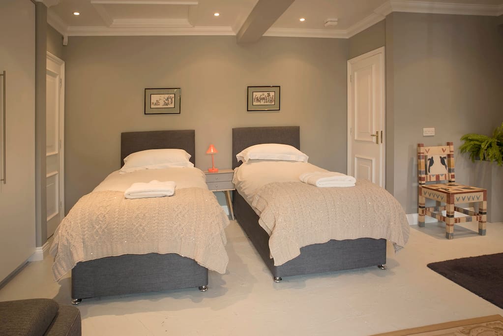 Large second bedroom - twin or double configuration