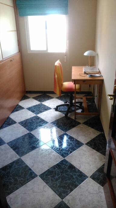 Dormitorio con escritorio