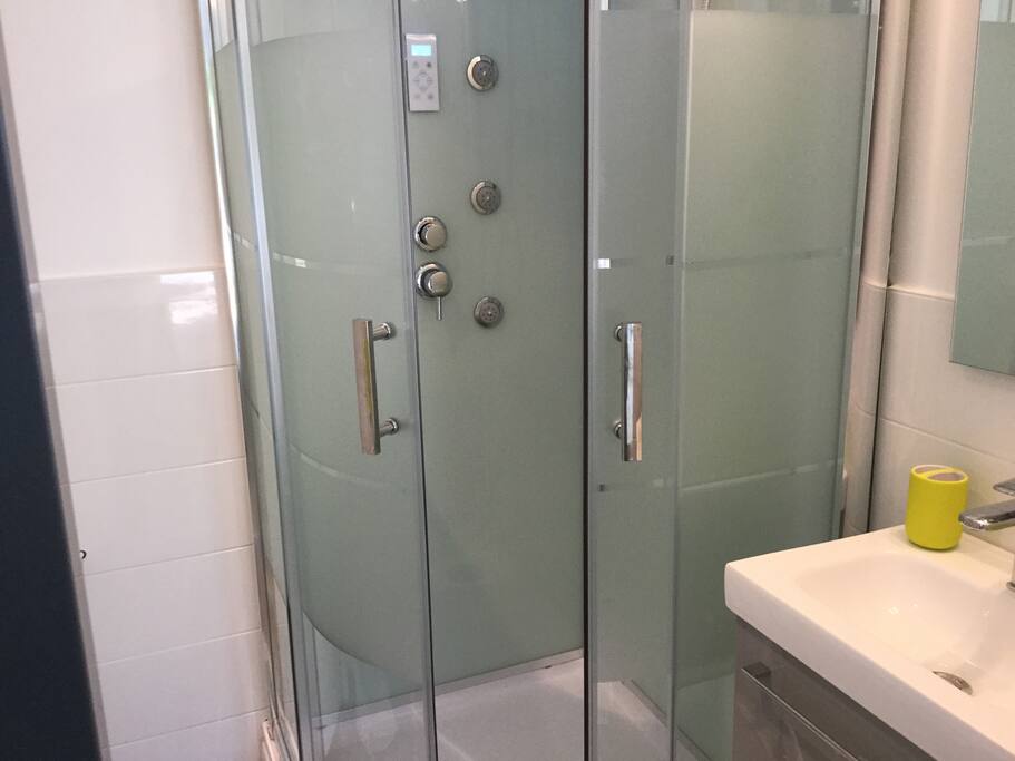 Cabine de douche hydromassante