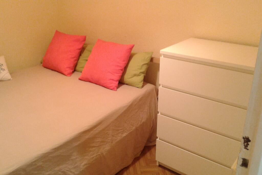 Habitación con cama doble