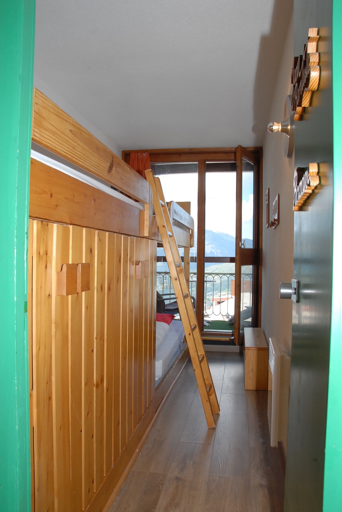 Habitación Montaña. 3 camas - 2 de ellas en altura - en 90 para 3 personas.
Posibilidad de poner un colchón en el suelo o utilizar el colchón inflable con inflador eléctrico que se encuentra en el maletero de la entrada.