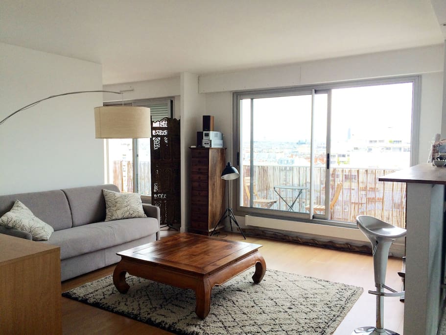 Le salon avec vue sur Paris à 180 °et son balcon de 8 mètre de long !