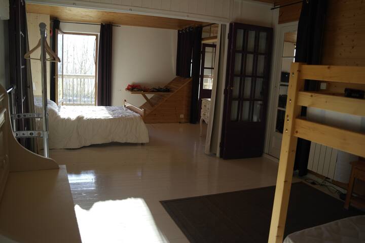 从卫生间入口可欣赏卧室的美景