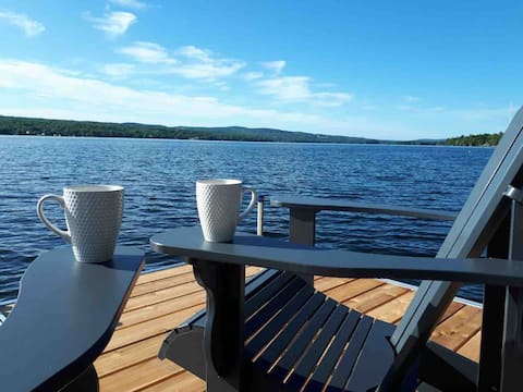 Beautiful cottage directly on Lake Magog!