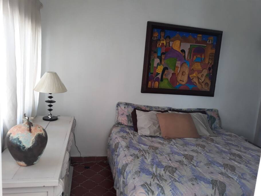 recamara con aire acondicionado cama king size con opción para dos camas individuales.