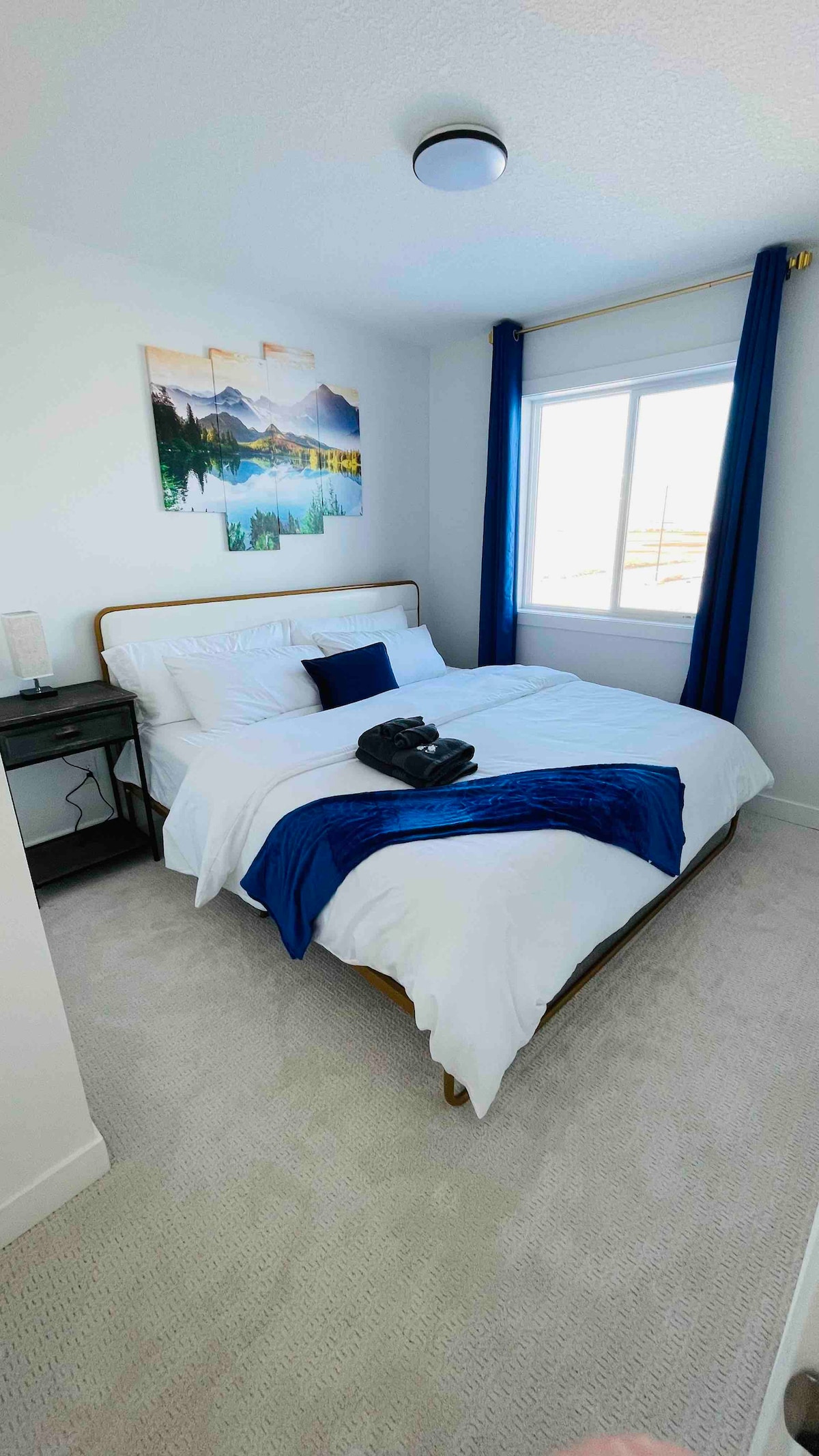 مضيفين رائعين ! حتى أنهم أعطوا تسجيل مغادرة متأخرًا تكميليًا ساعدني حقًا في سفري. كان بيتًا نظيفًا رائعًا ومريحًا جدًا لمكتبي. أود بالتأكيد الإقامة هناك مرة أخرى.
- دينيس