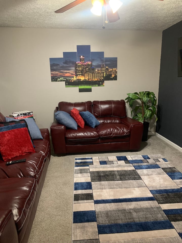 Family & Pet-friendly 3br Near Dtw Quite Area - Dearborn, MI