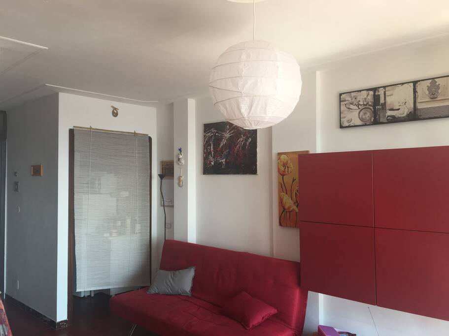 zona giorno con 2 divani letto e tavolo