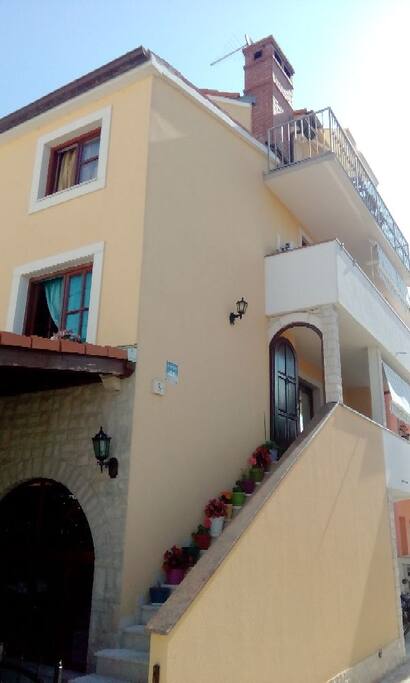 Haus in wich can find appartment for rent