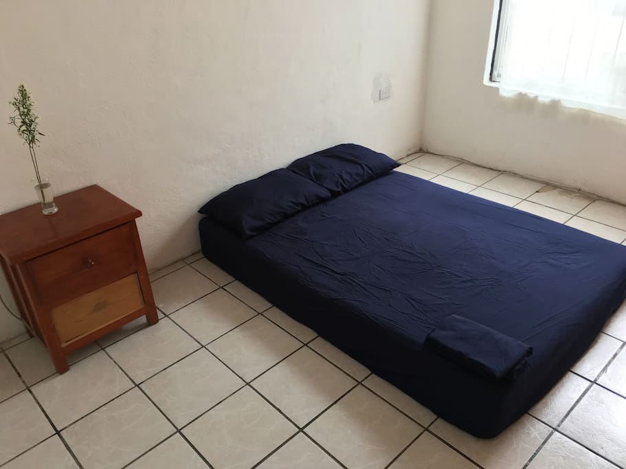 Dormitorio con ventana al patio