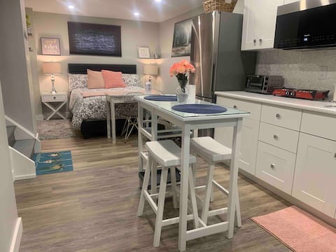 Cozy Private Oasis - Heat FP, Free Drvwy Parking