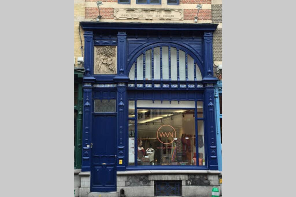 Your suite is just behind the big blue arch that dominates this historic façade
Je suite bevindt zich achter de grote blauwe boog, die de historische voorgevel domineert.