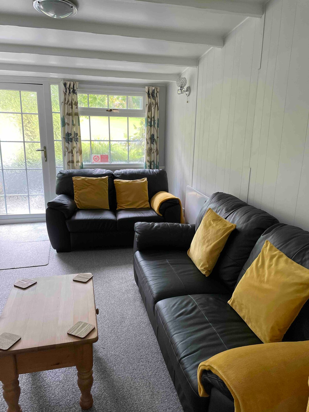 Top performing Airbnb: Delightful 2 bed chalet with patio in large garden in St. Enoder