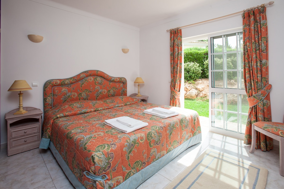 ห้องนอนเตียงใหญ่/เตียงแฝดพร้อมประตูสู่สวน