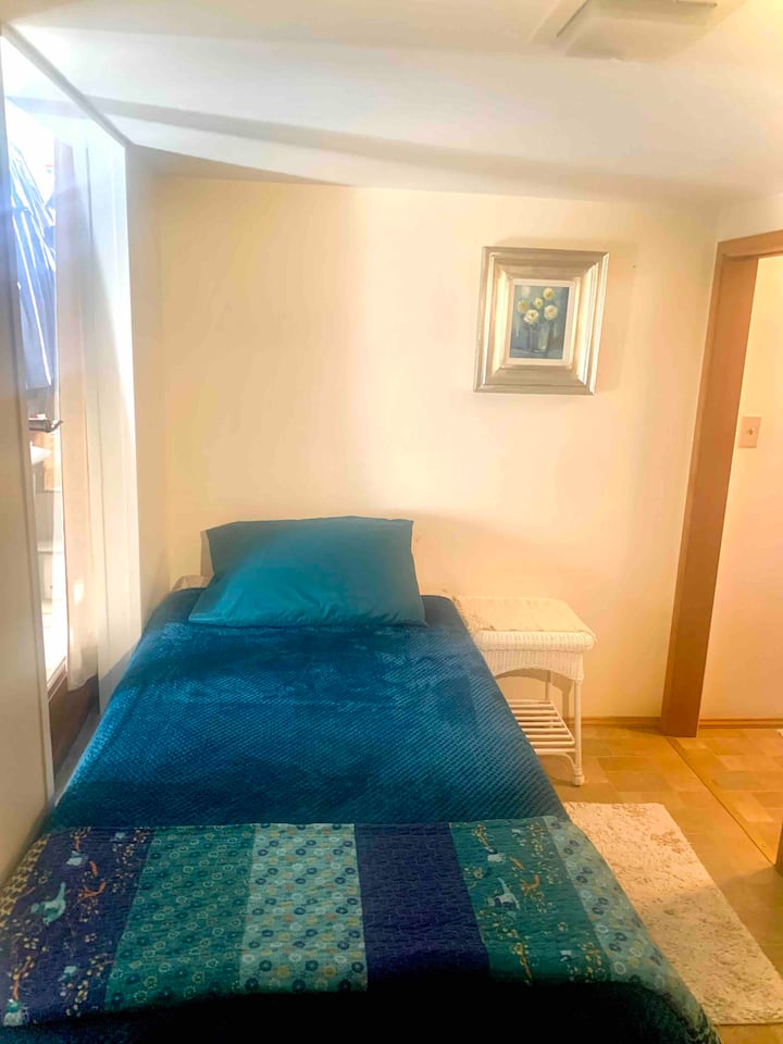Chumba cha pili cha kulala kilicho na kitanda kimoja, kabati la kuingia, mashine ya kuosha/kukausha, kabati la kujipambia, rafu.
Kitanda kinaweza kubadilishwa kwa ajili ya dawati, sehemu za kukaa za muda mrefu, kwa ajili ya sehemu tatu tofauti za kazi, pamoja na 
Dawati la sebule
Dawati la chumba cha kulala cha msingi
Kumbuka dari ya chini