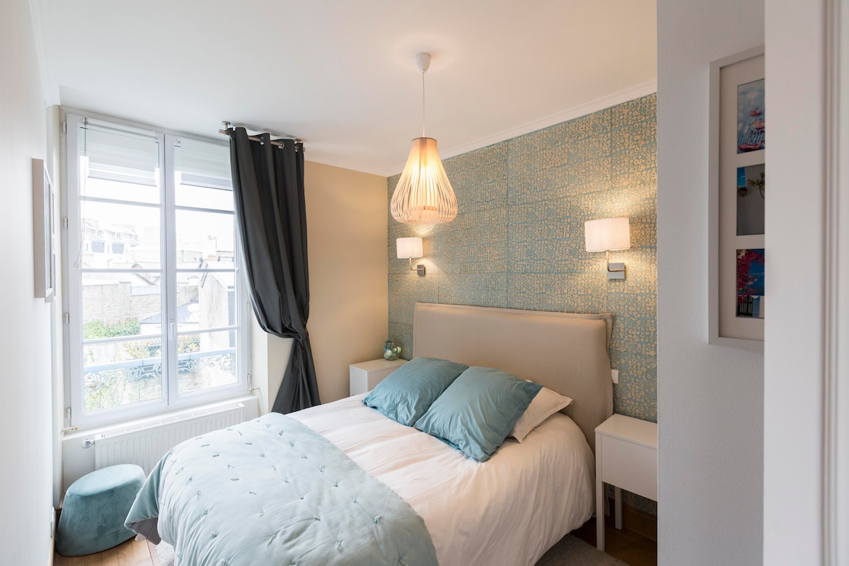 Plava soba: bračni krevet 140X190, rolete