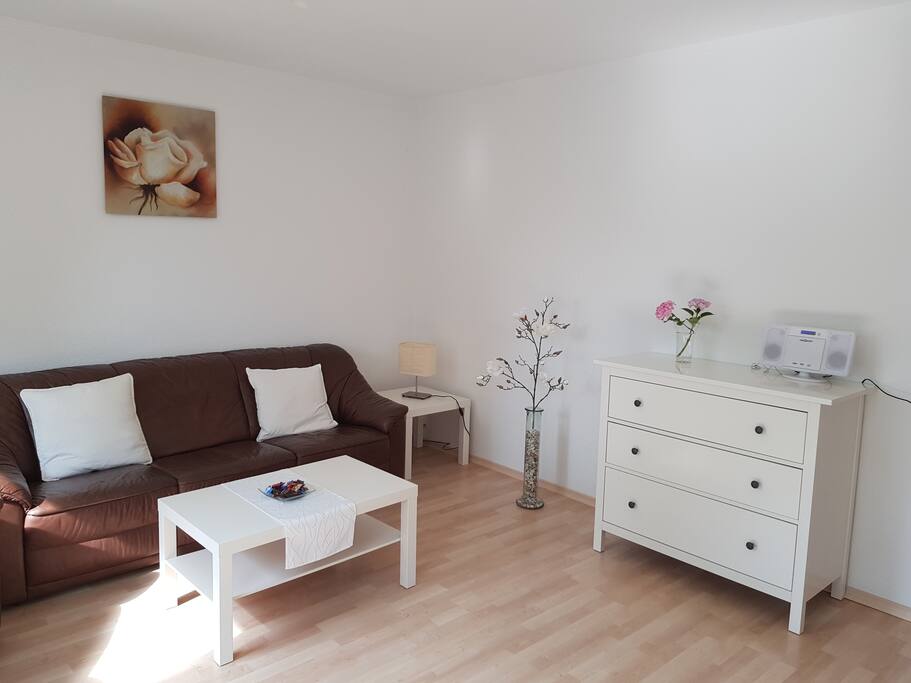 Helles Wohnzimmer mit Sat TV