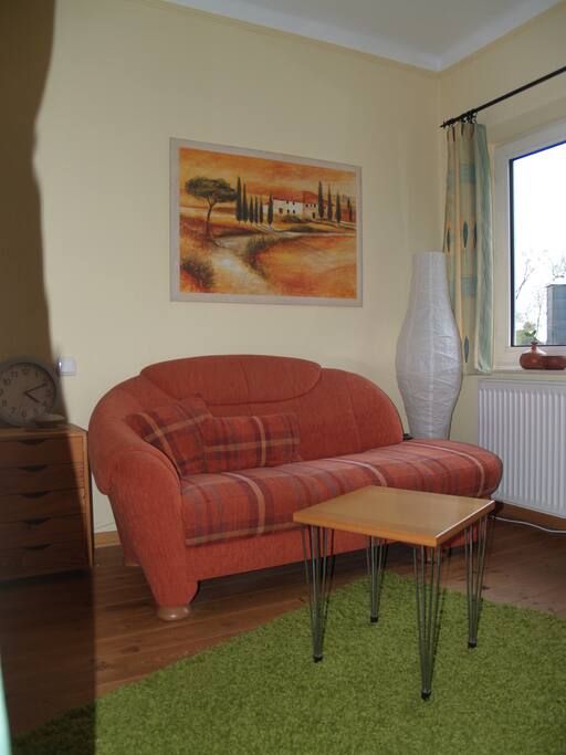 Zimmerteil mit bequemer Couch