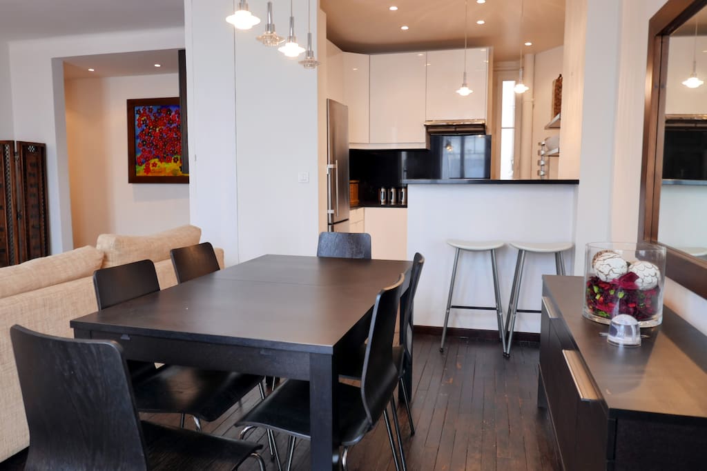 Apt. Surcouf - Dining area and open kitchen