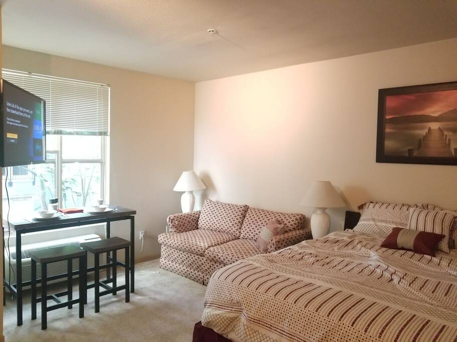 Can comfortably sleep 5 people - pull out sofa, queen size bed, queen size air mattress.