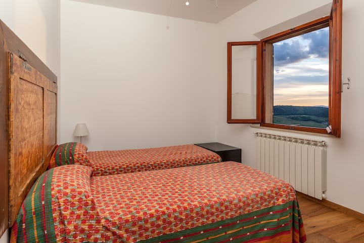 Втората соба со единечни кревети или брачен кревет (широк 125 - 149 см)