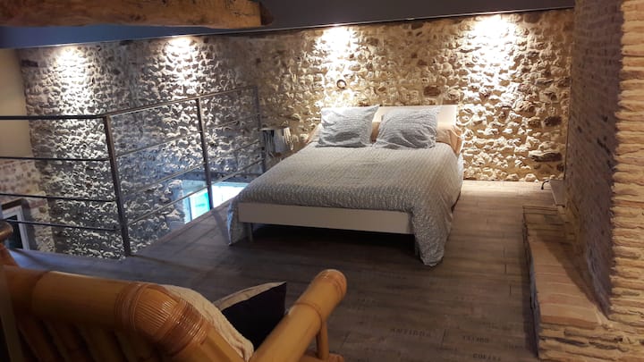 位于一楼上夹层的睡眠区1 ，带按摩浴缸
这个房间里还有桑拿房 
