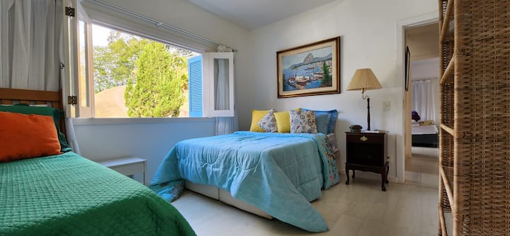 Spálňa 1 - prízemie s manželskou posteľou, manželskou posteľou, ventilátorom, klimatizáciou, kreslom, šatníkom a televízorom. 