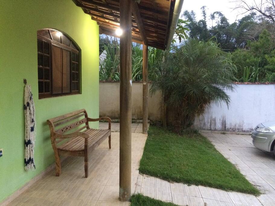 varanda - todas as janelas e portas da casa possuem tela de proteção contra insetos.