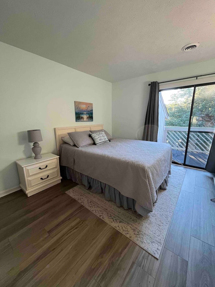 主卧：标准双人床 