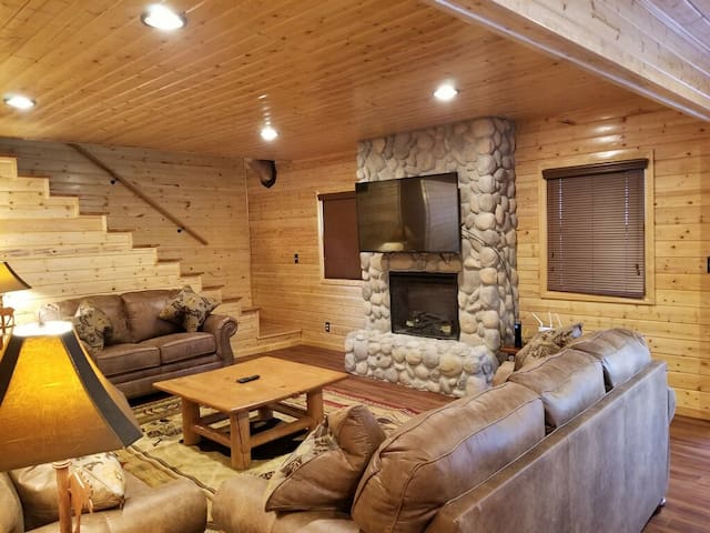 Large 3 Level 4 Bedroom Rustic Themed Cabin Cabins For In Level 4 Bedroom Rustic Themed Cabin