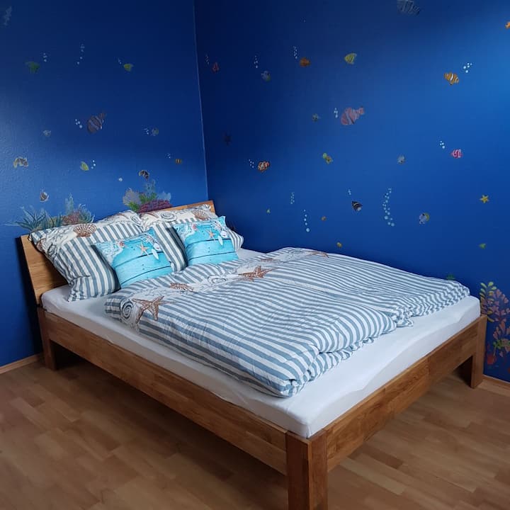 140 cm posteľ v „modrej izbe“ s láskyplne zdobenými námornými detailmi.