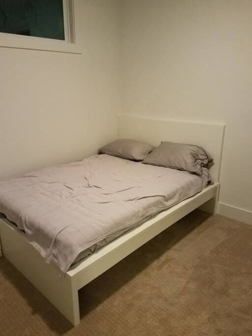 Full size bed with comfy sheets and blankets