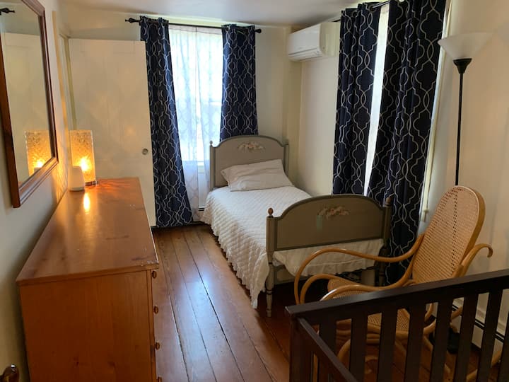 Lit double et lit bébé à côté de la chambre principale