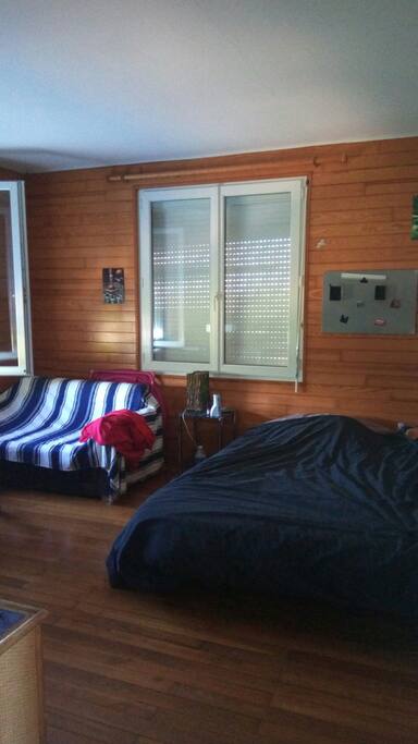 première chambre avec lit double.