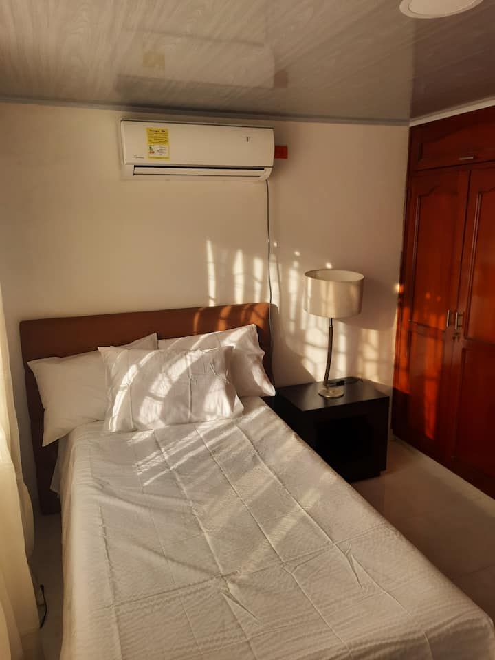 En esta habitación tenemos una acomodación para 2 personas, en una cama sencilla de medidas 1,90 X 1,20 y otra desplegable la otra persona.
