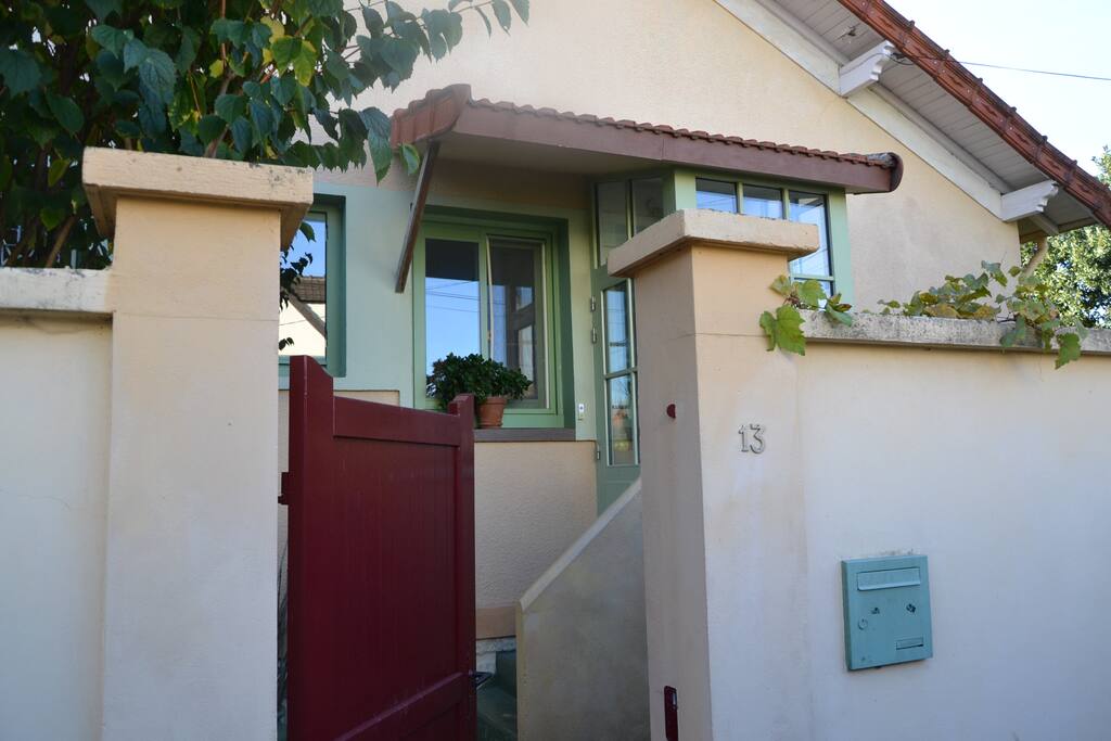 Entrée porte rouge