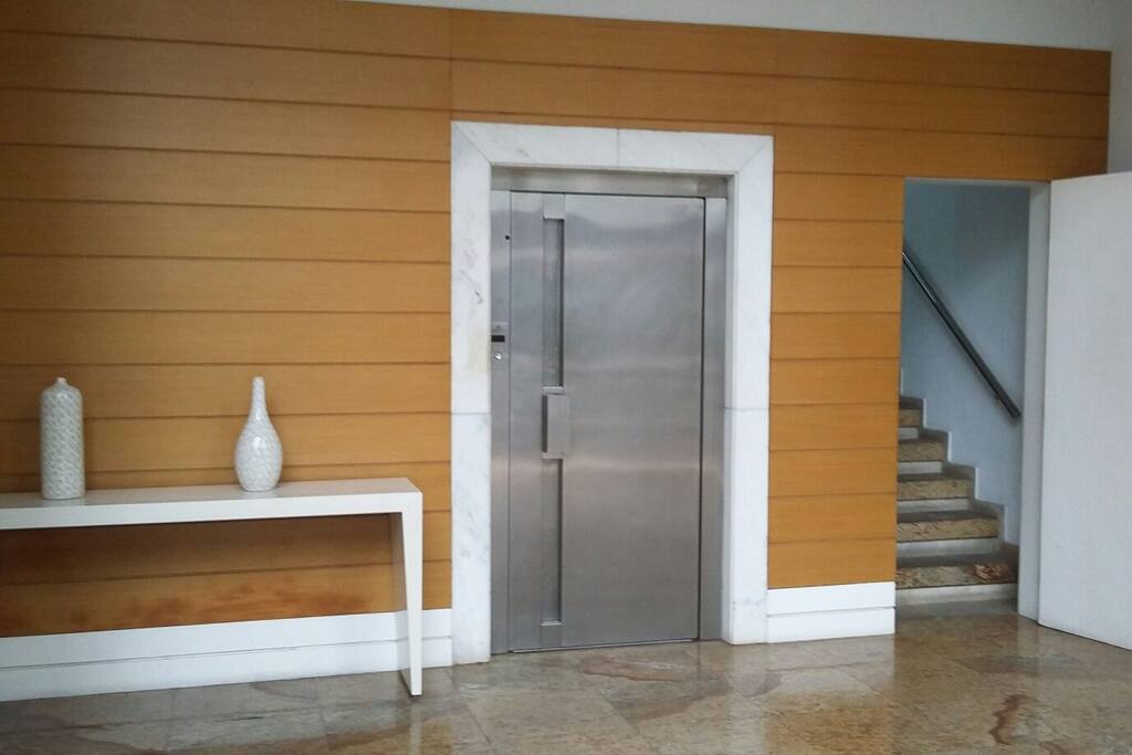 Hall de entrada com paredes revestidas de muito bom gosto!