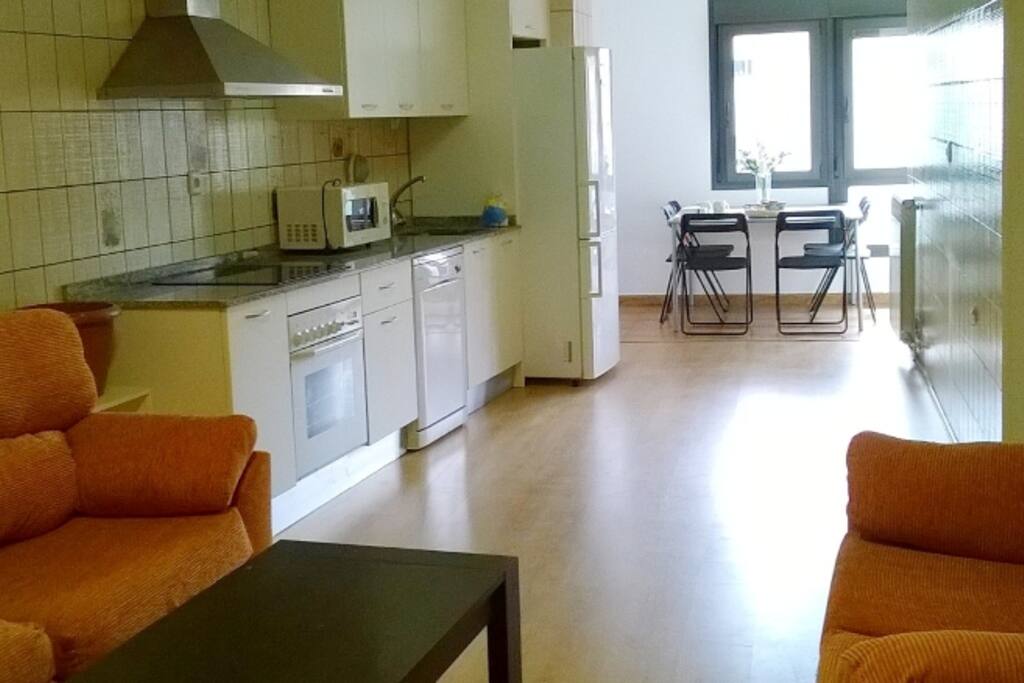 Salón-cocina-comedor con galería acristalada de 38 m2