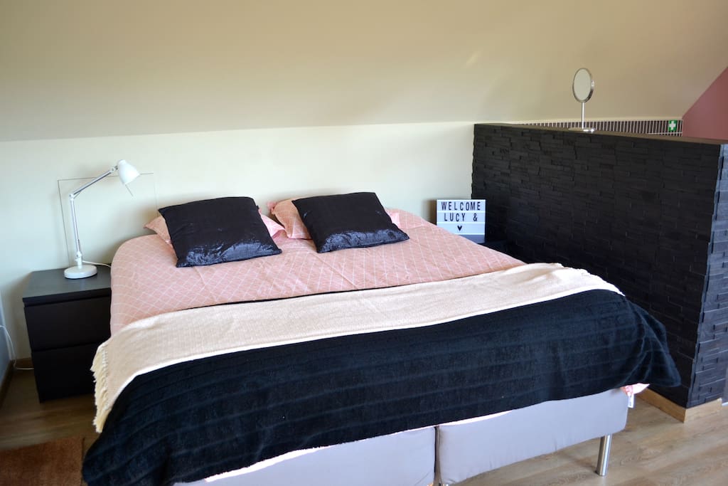 Kamer met tweepersoonsbed. / Room with double bed.